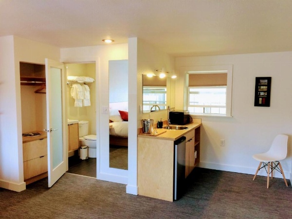 Heliotrope Hotel image 13